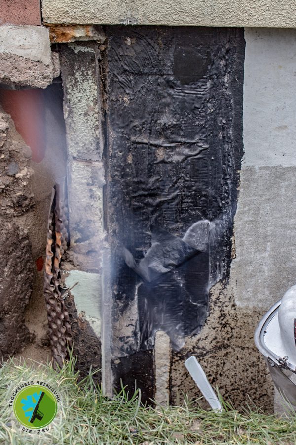 Bitum von Kellerwand entfernen – Trockeneisreinigung Dietzel
