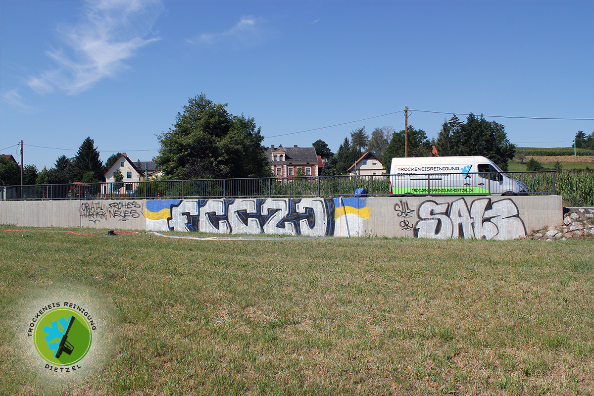 Graffiti entfernung, Schmiererei an Betonwand